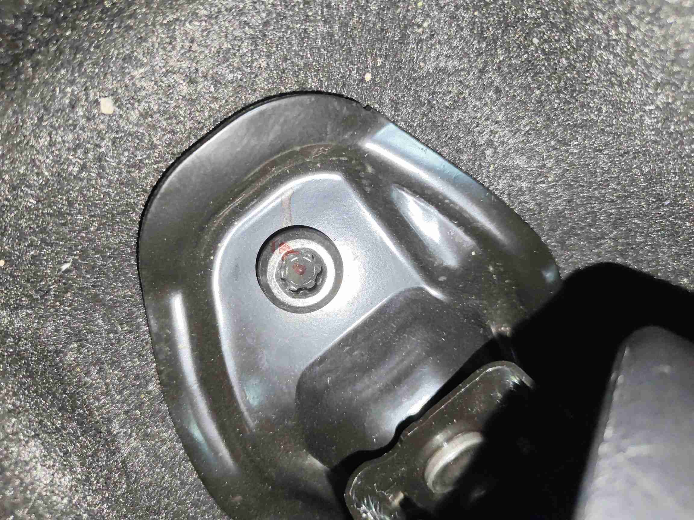 右前座椅滑轨拆卸痕迹实拍