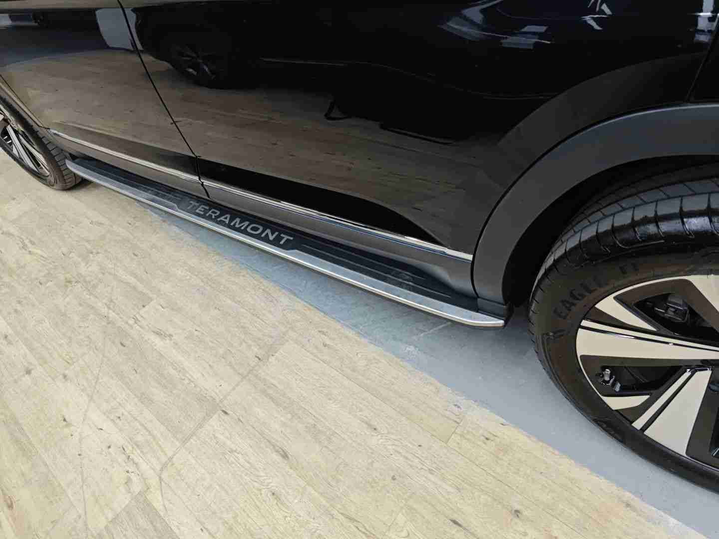 车辆加装登车踏板实拍