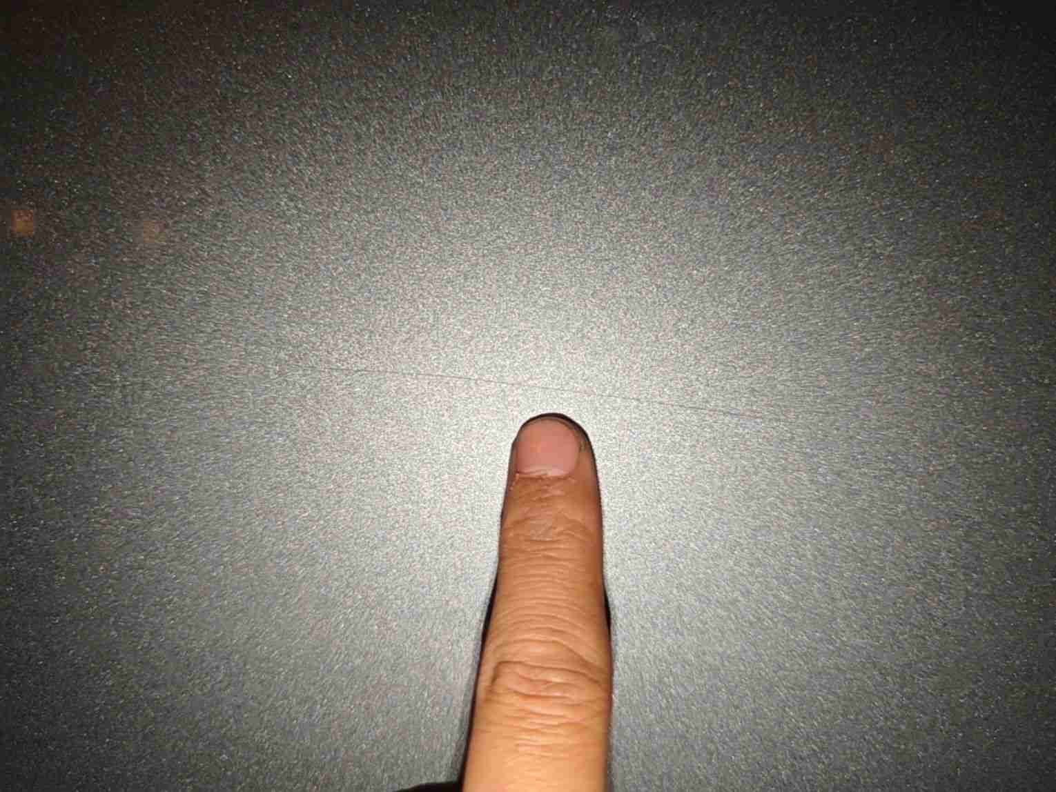 右侧后门漆面损伤特写