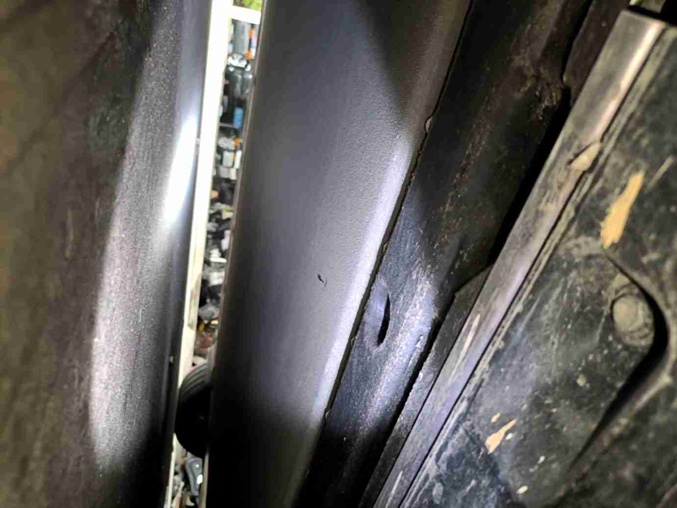 动力电池箱底护板剐蹭实拍