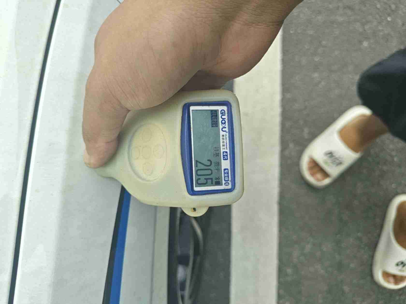 右前翼子板整体状况实拍