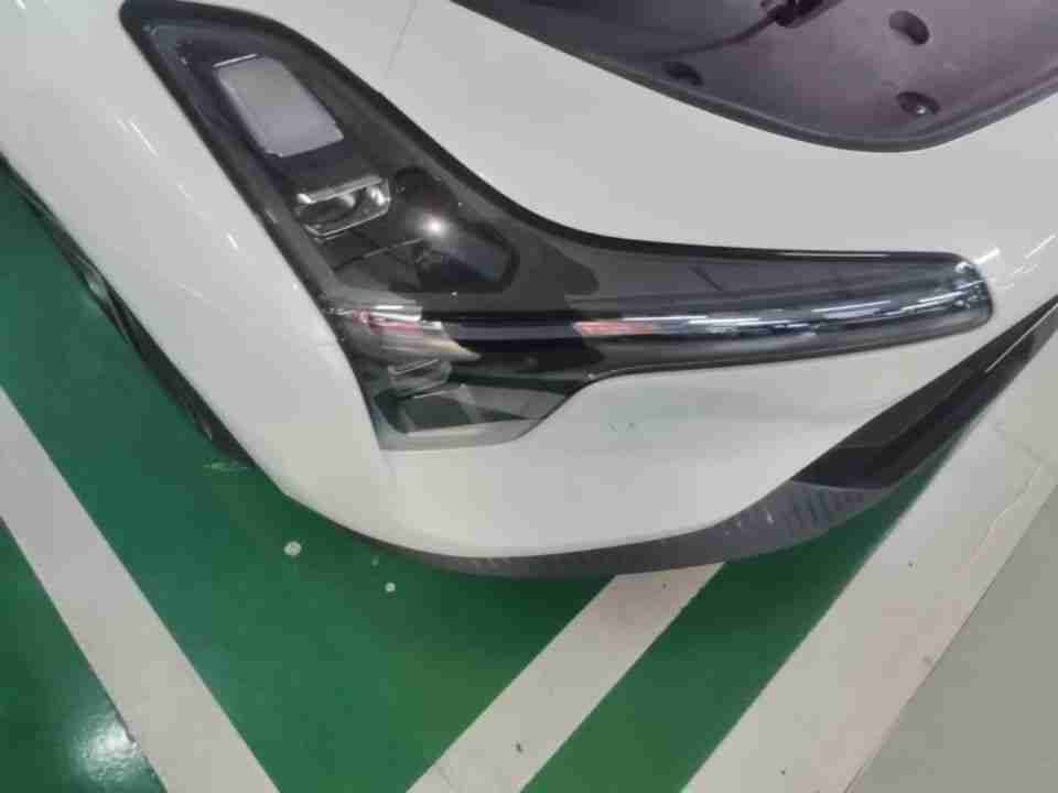 右前大灯更换痕迹实拍