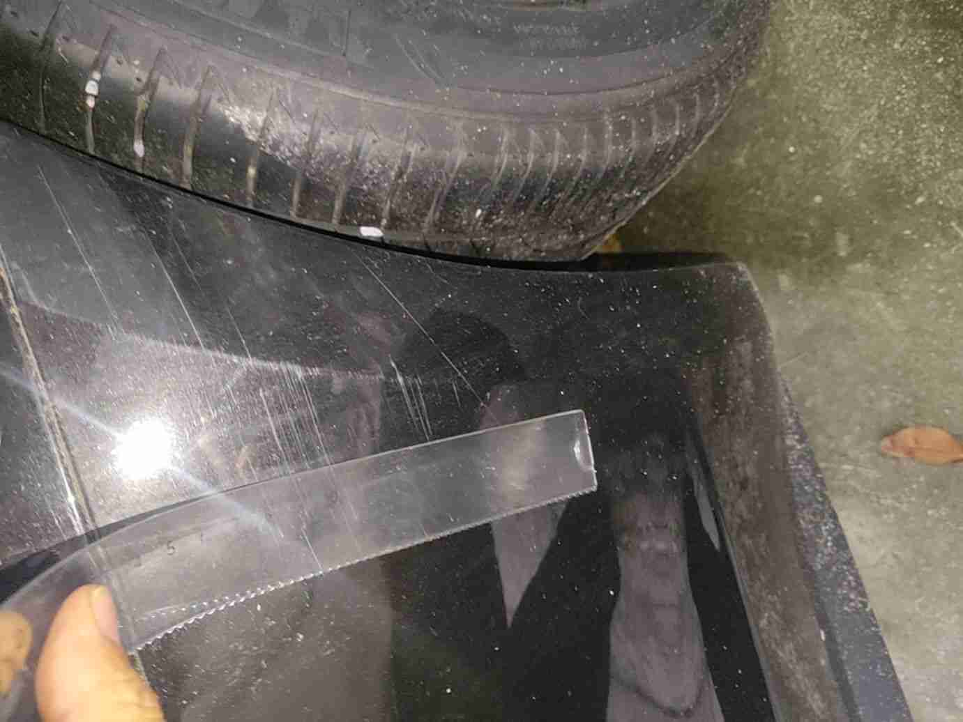 后保险杠漆面损伤实拍