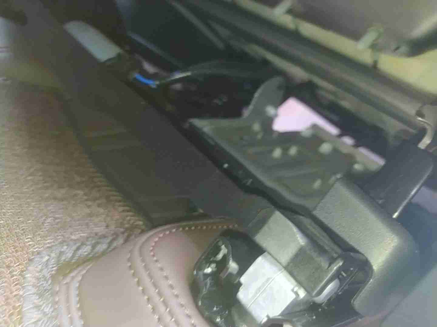 左前座椅滑轨拆卸痕迹实拍