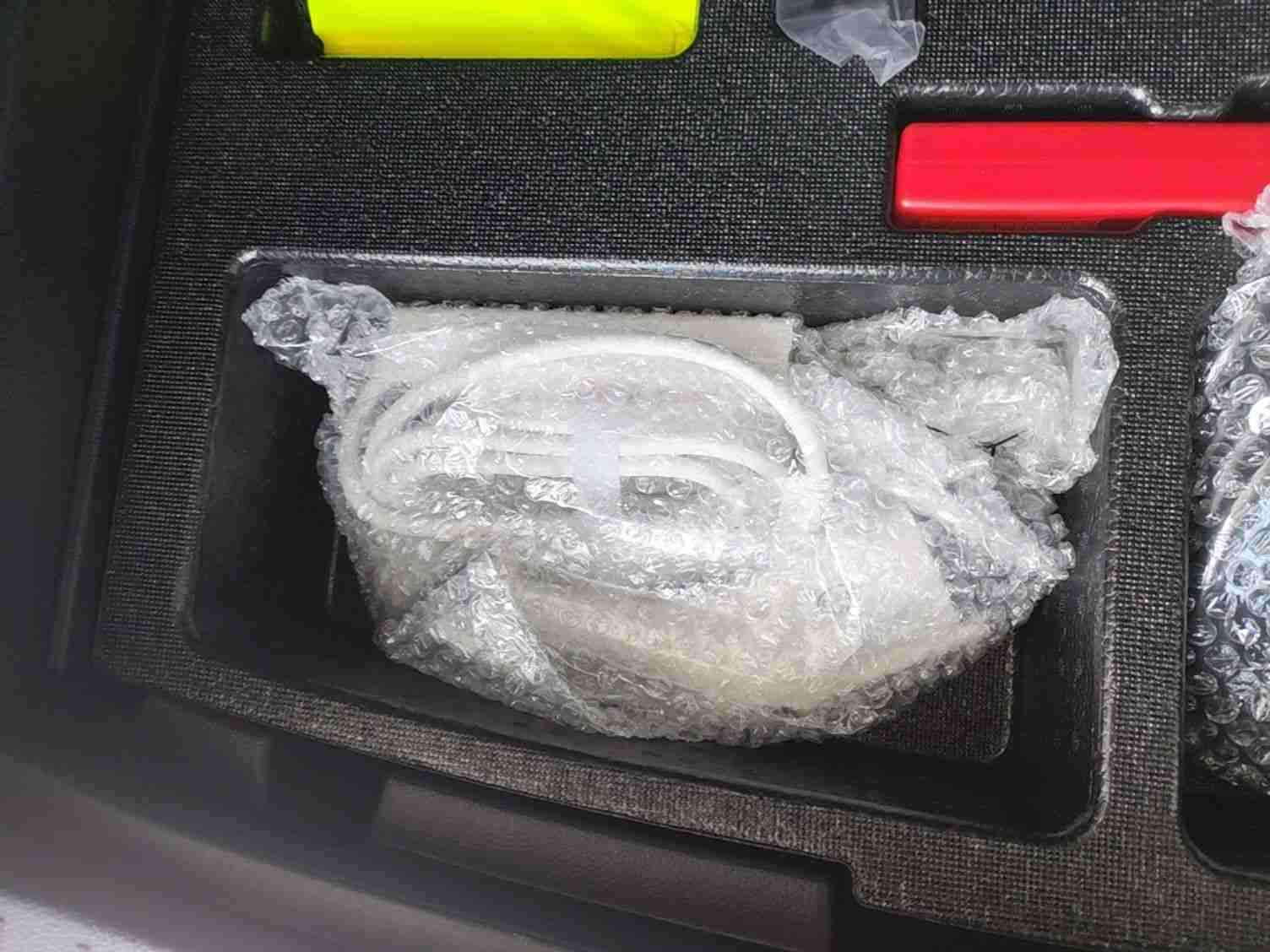 右前翼子板边缘细微划痕实拍