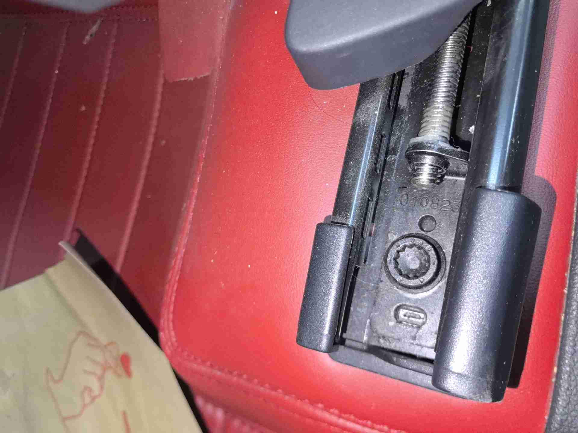 左前座椅滑轨拆卸痕迹实拍