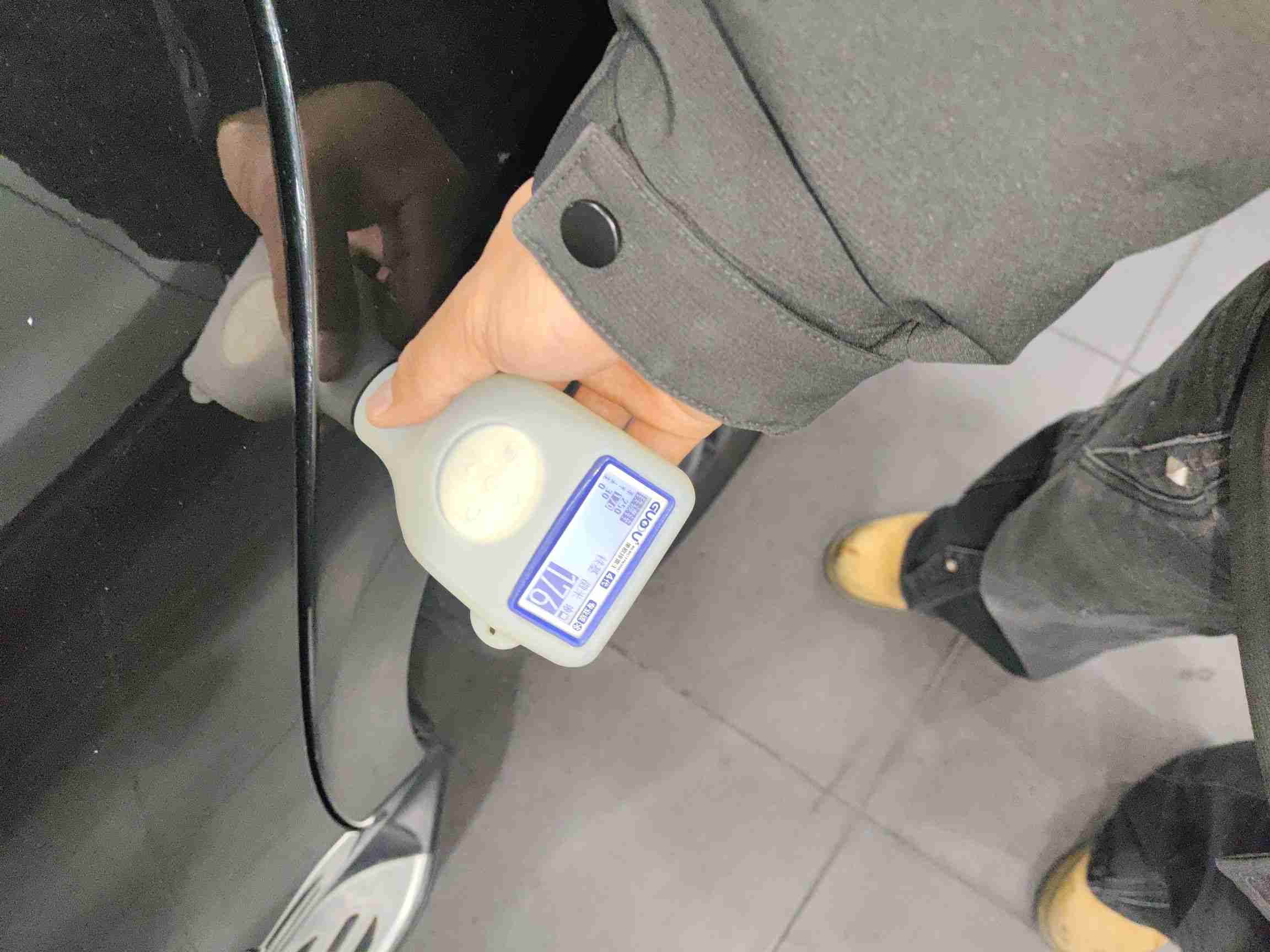 左后翼子板喷漆修复痕迹实拍