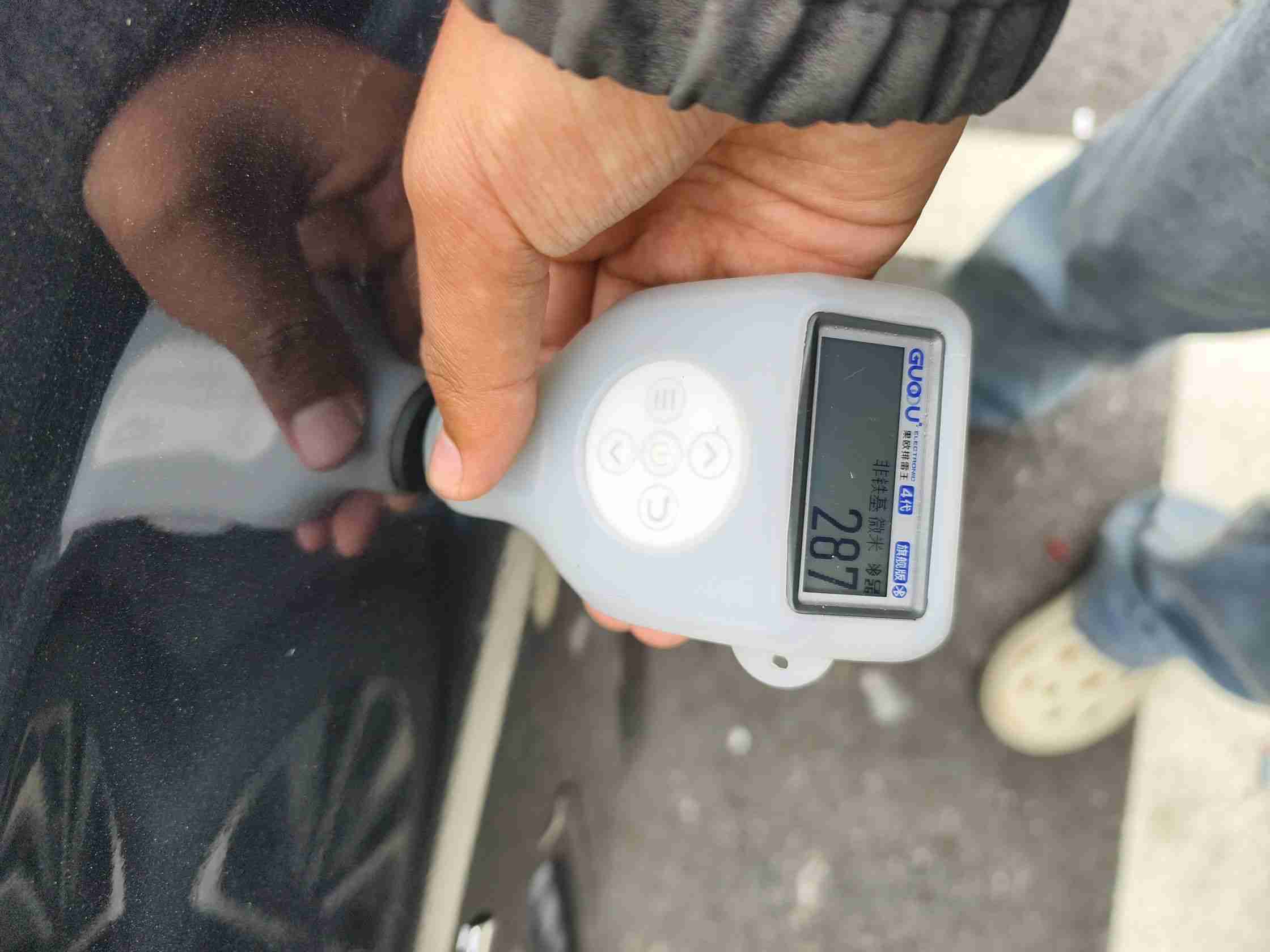 右前翼子板钣金修复痕迹实拍