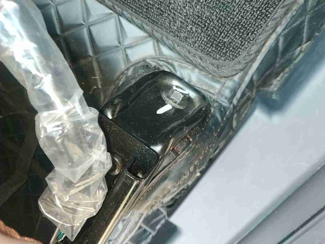 右前座椅滑轨拆卸痕迹实拍