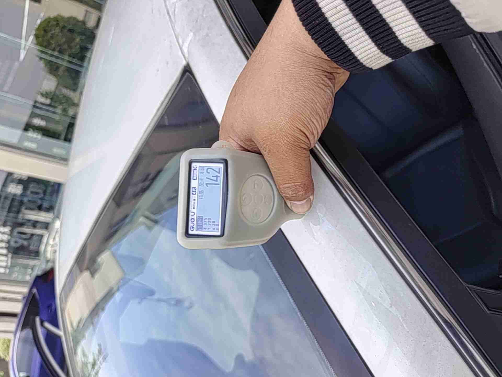 左A柱外侧喷漆痕迹实拍