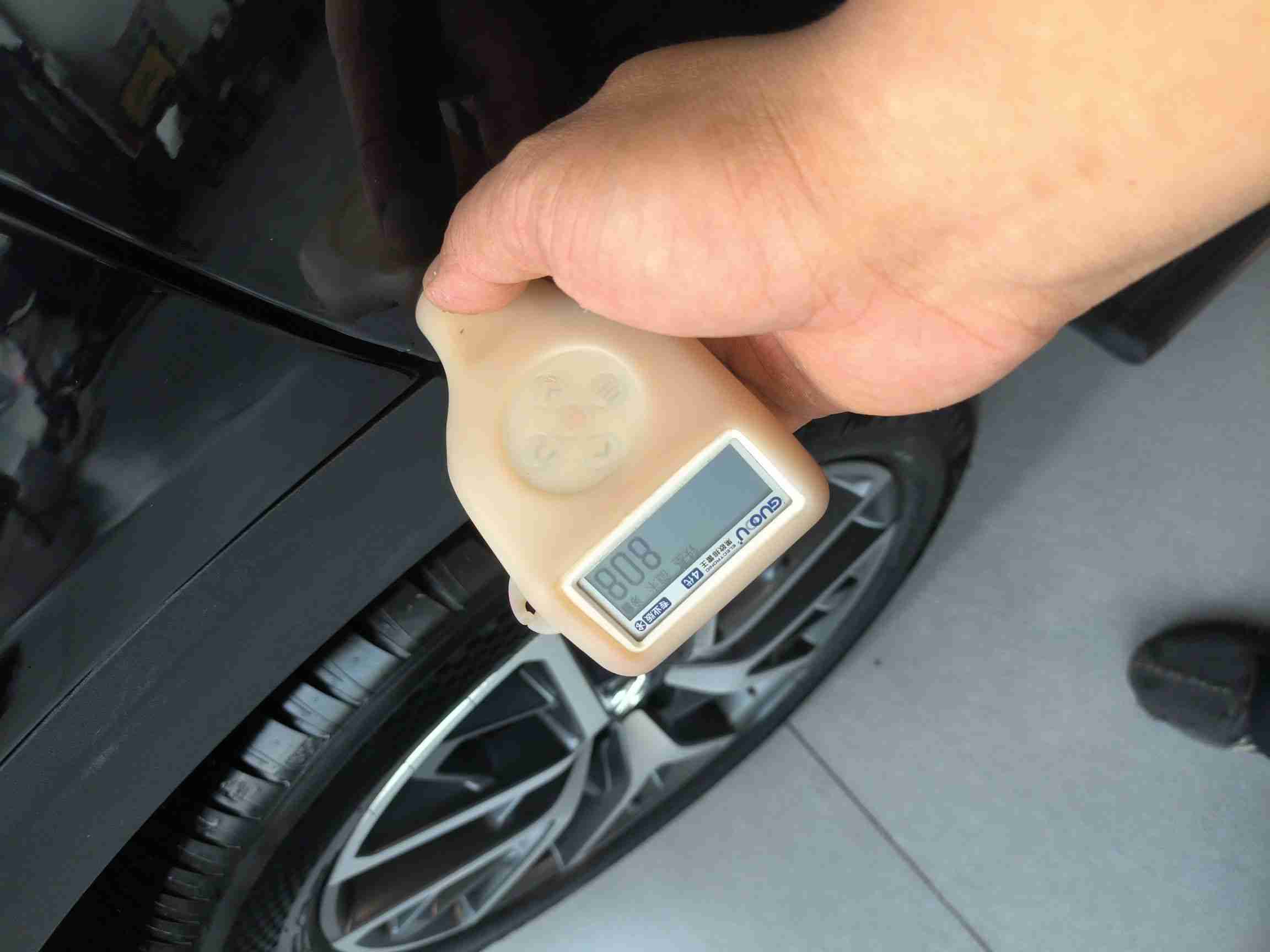 右侧后门钣金修复痕迹实拍