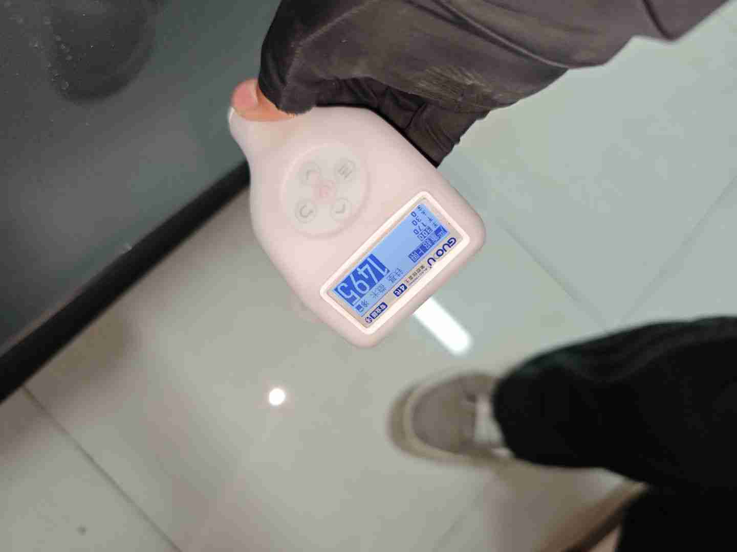右侧前门漆面钣金痕迹实拍