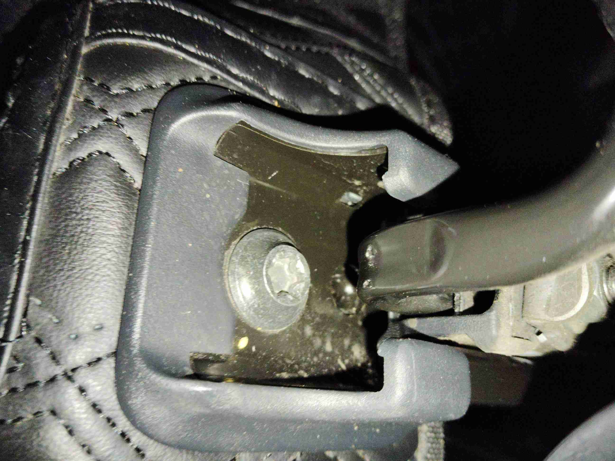左前座椅滑轨拆卸痕迹实拍