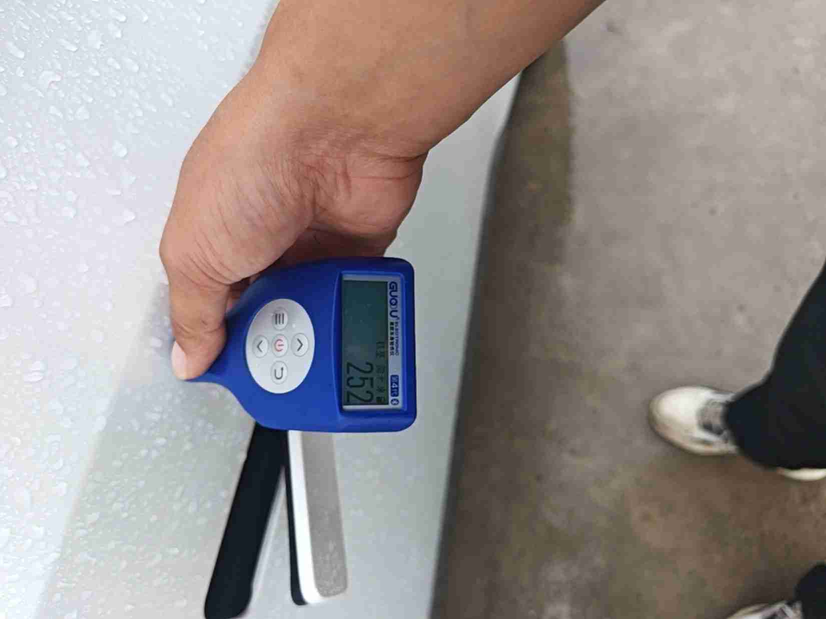 右侧前门漆面修复痕迹实拍