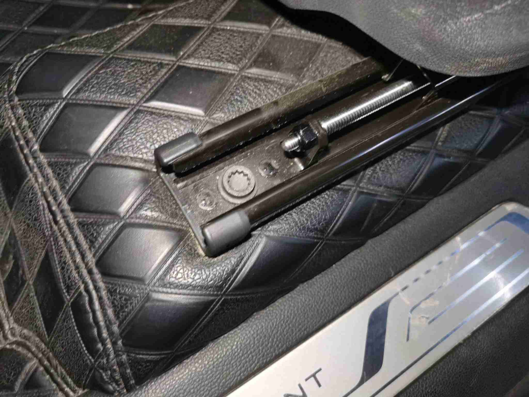 左前座椅滑轨拆卸痕迹实拍