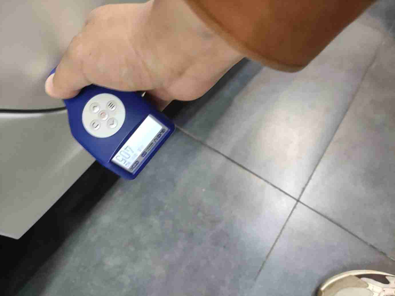 右后车门钣金修复痕迹实拍