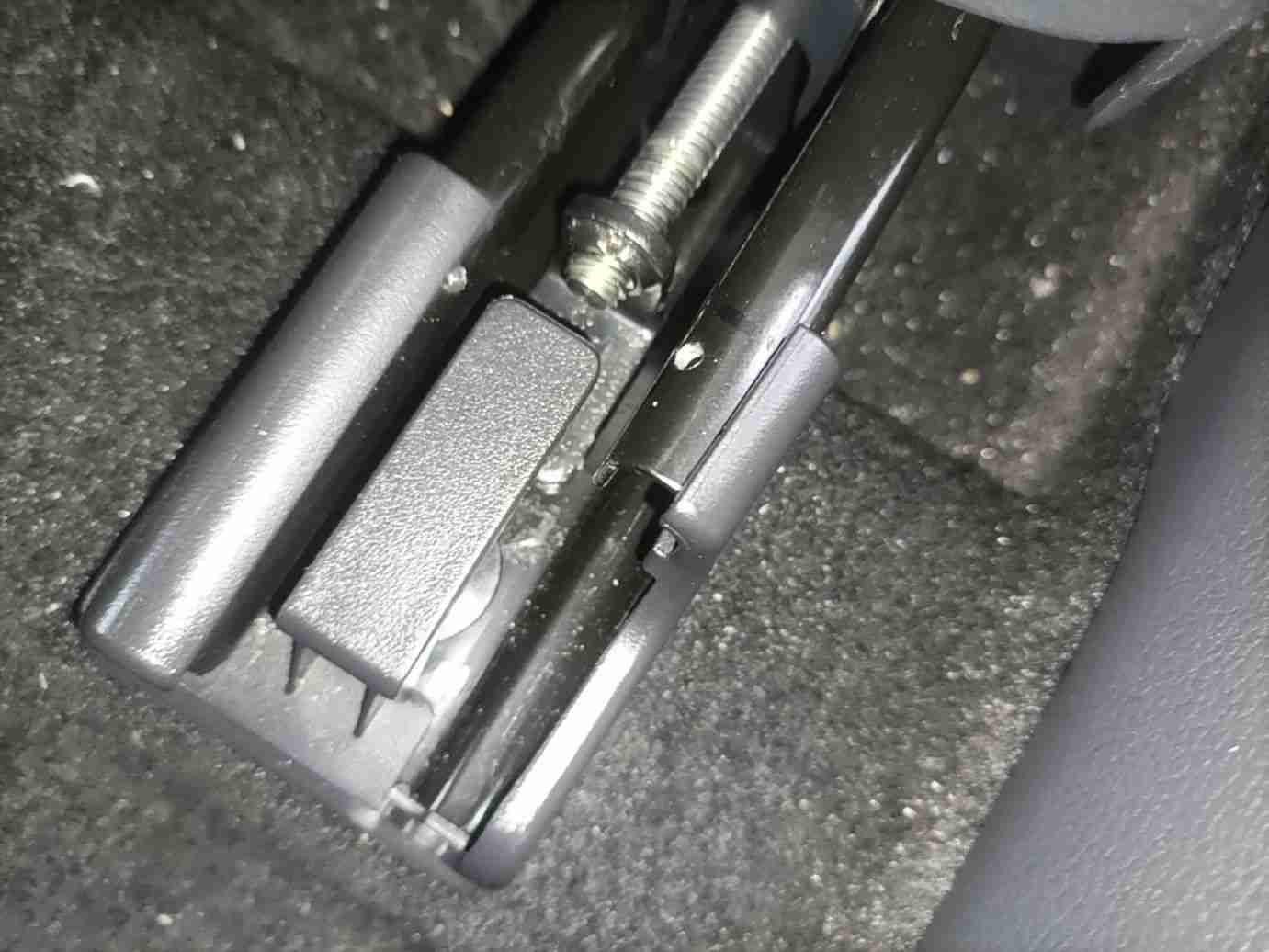 左前座椅滑轨拆卸痕迹实拍