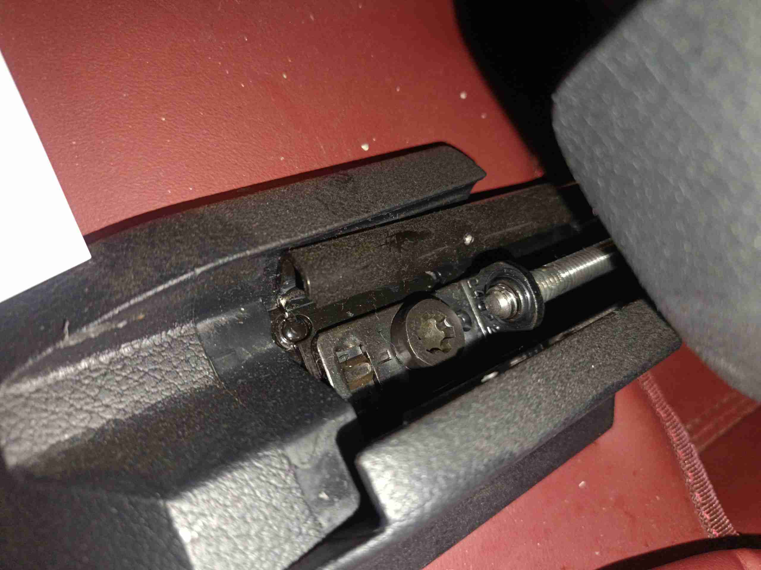 左前座椅滑轨拆卸痕迹实拍