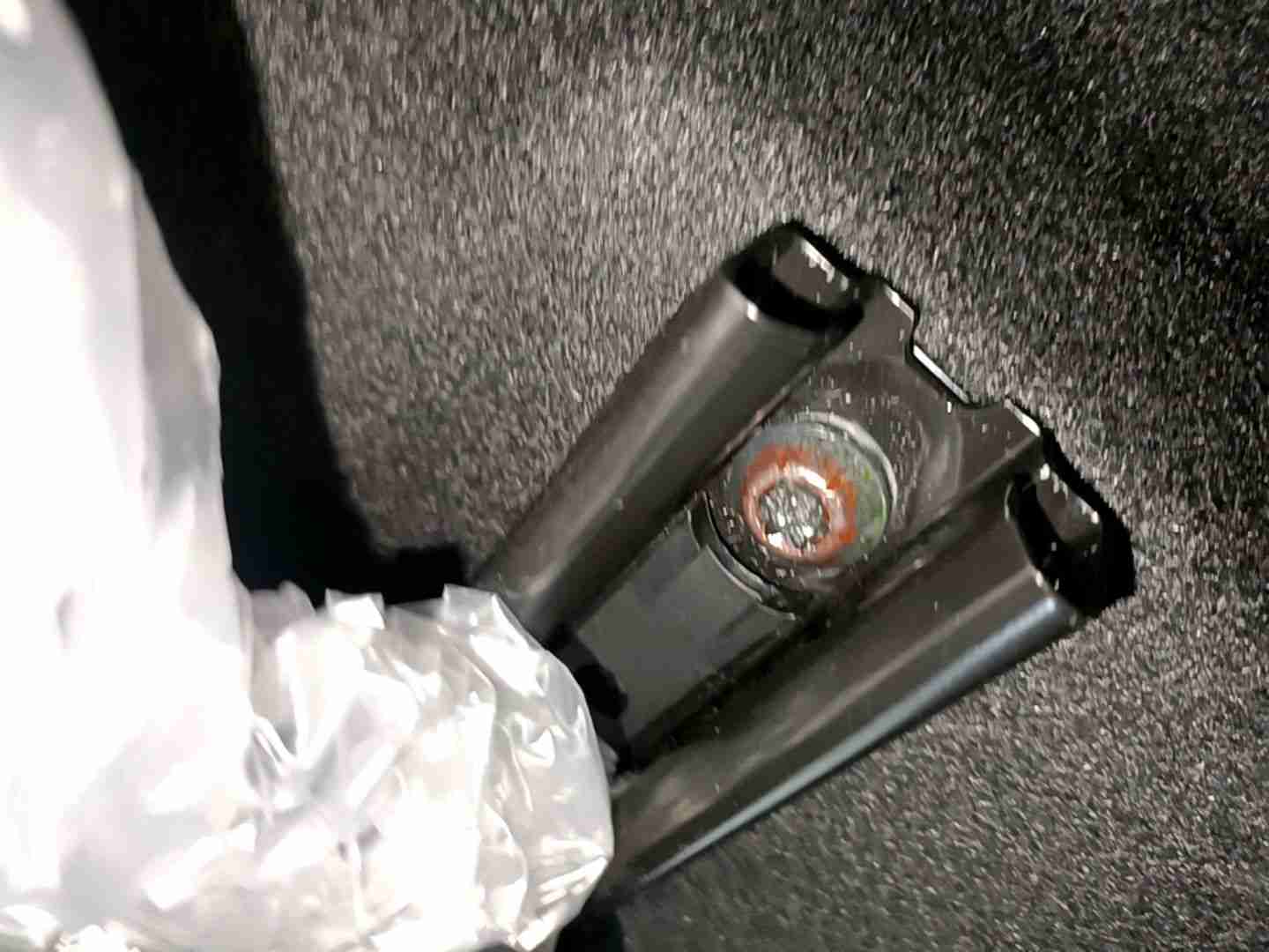 右前座椅滑轨拆卸痕迹实拍