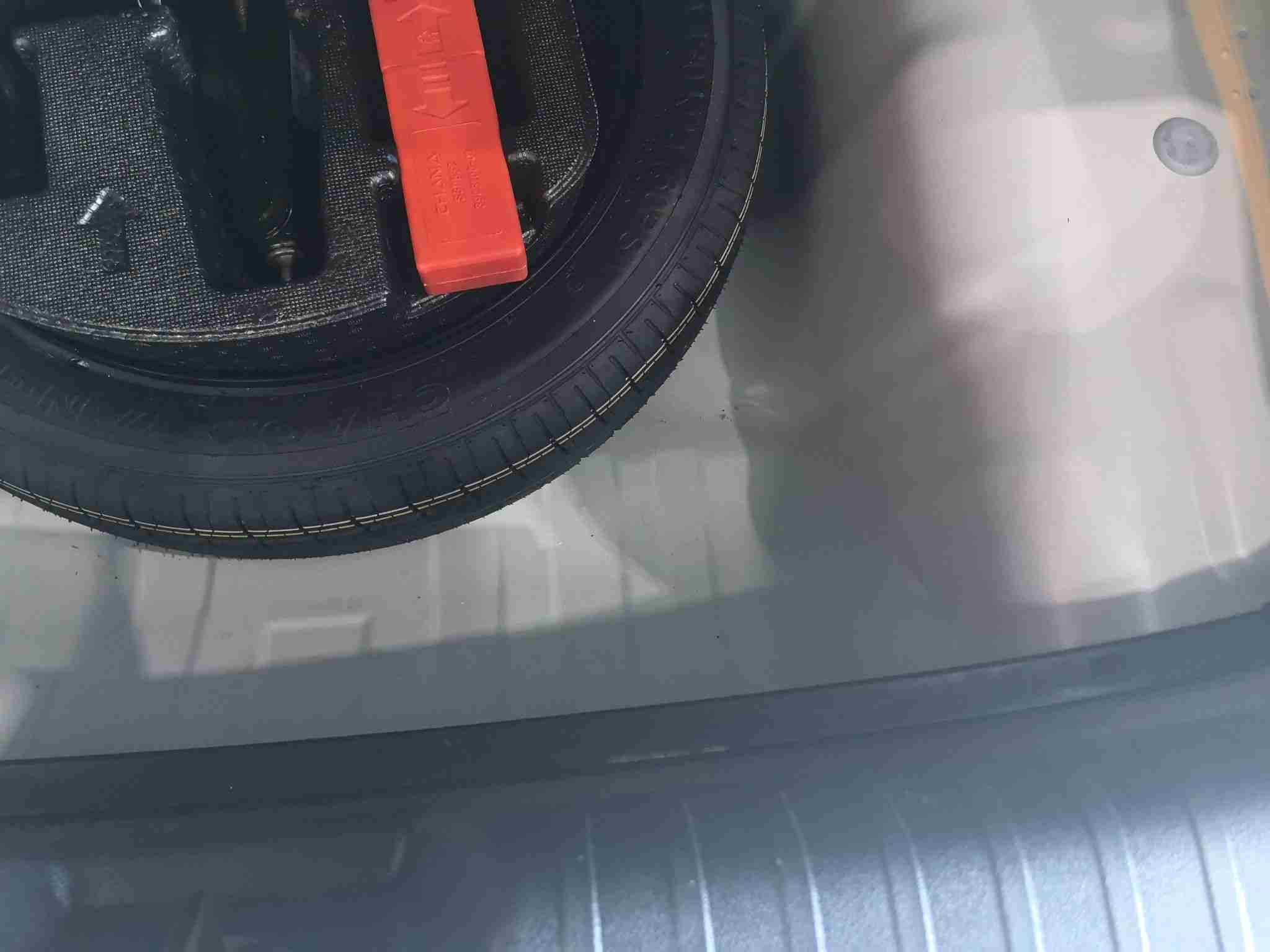 后围板钣金痕迹部位实拍