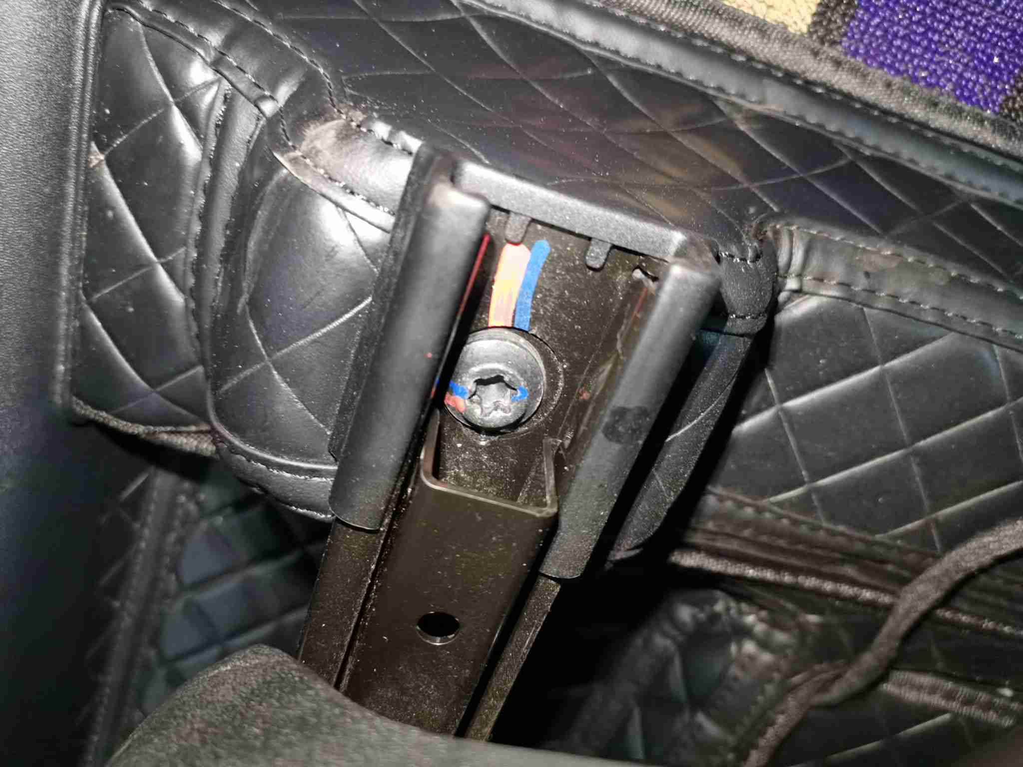 左前座椅滑轨拆卸痕迹实拍