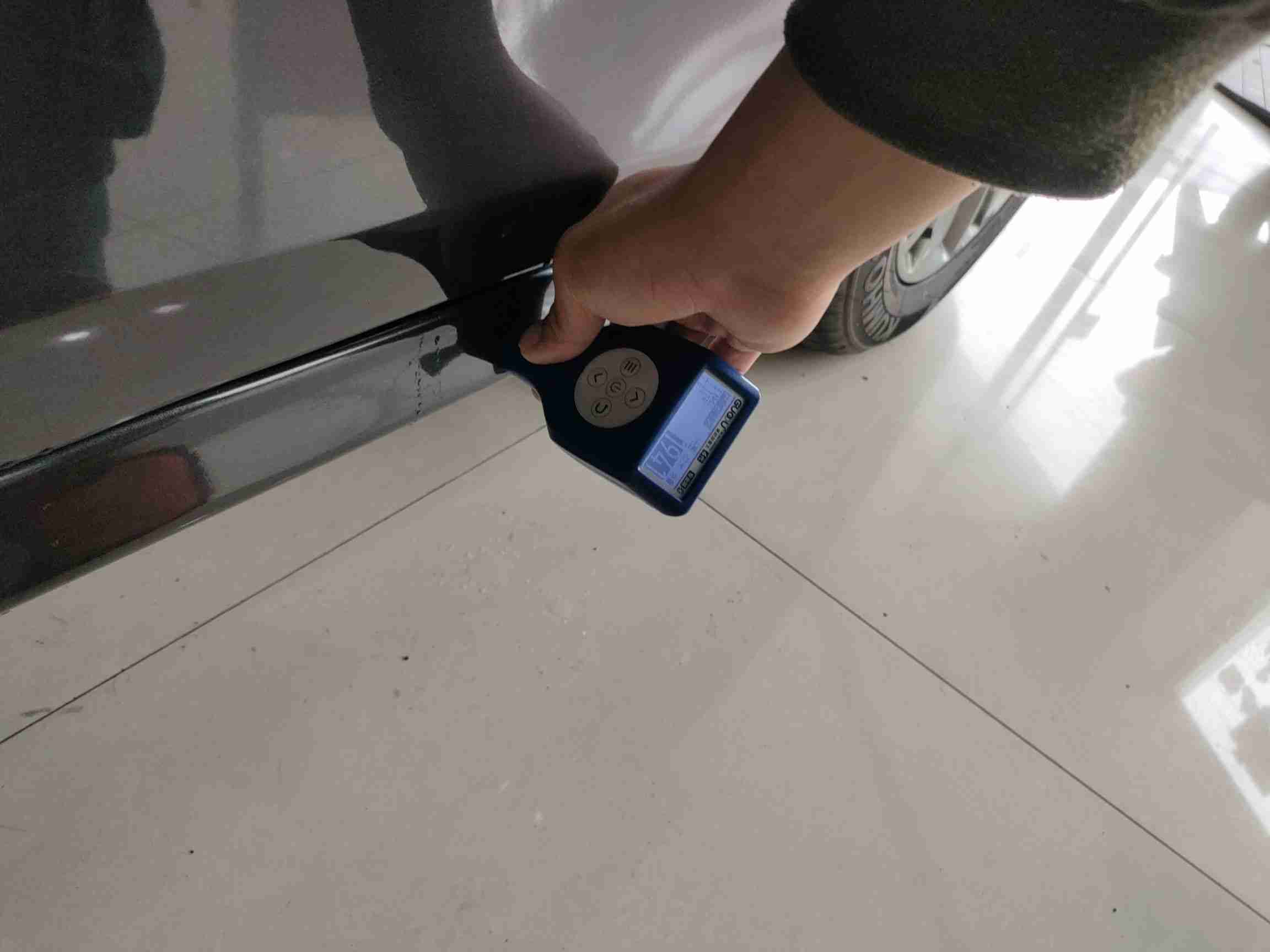 右侧底边梁钣金痕迹实拍