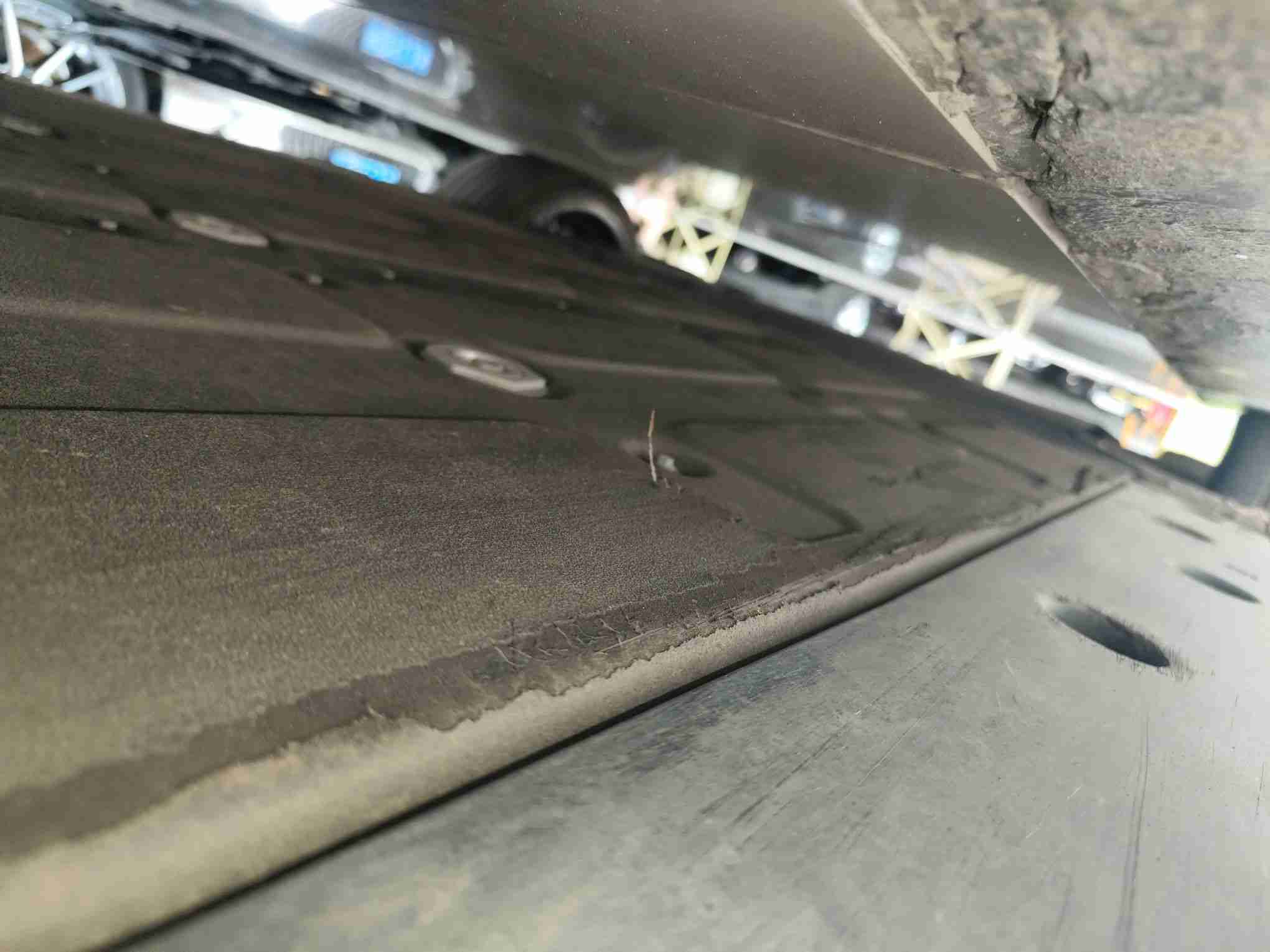 动力电池箱底护板剐蹭实拍