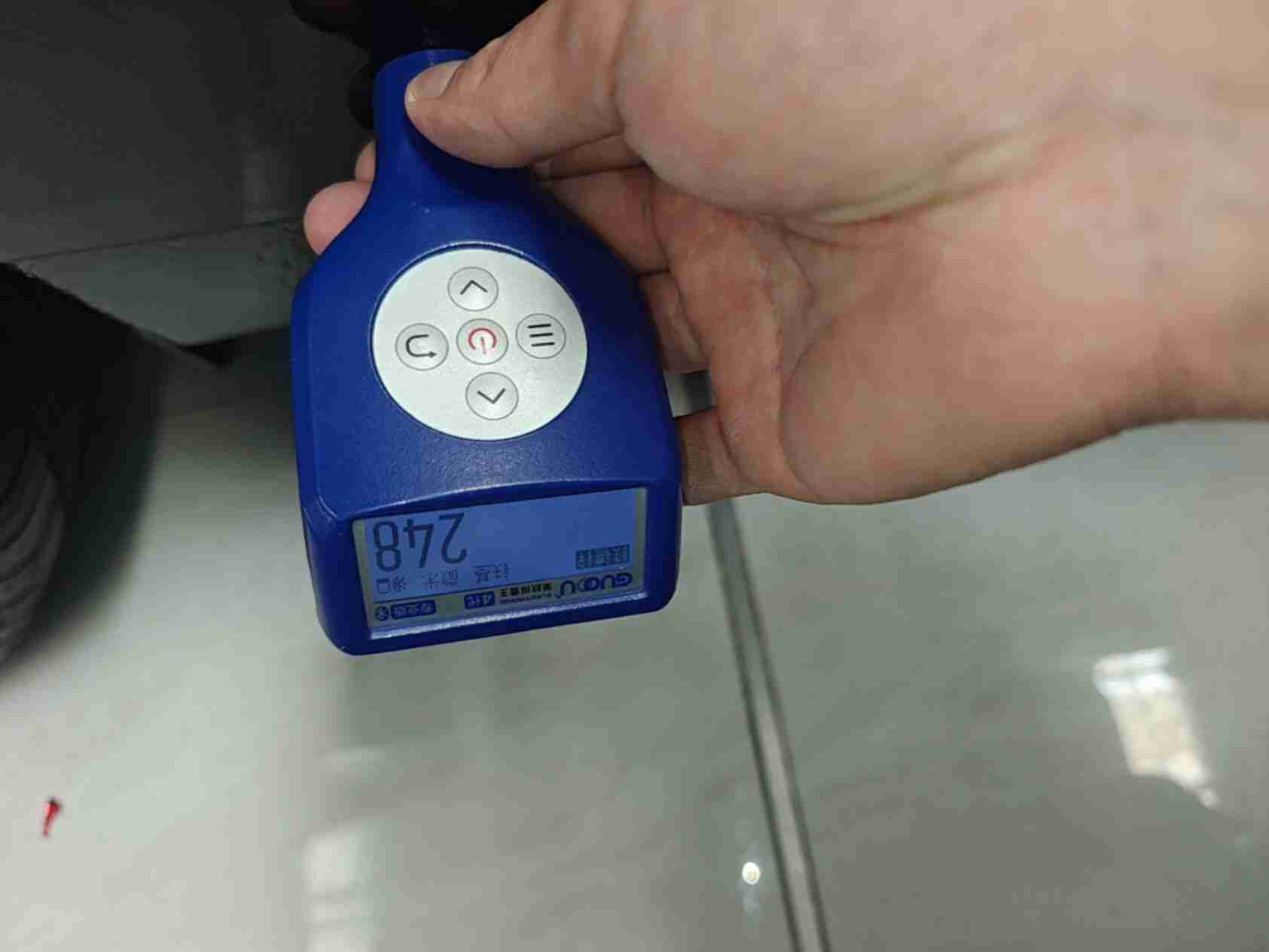 右侧底边梁钣金痕迹实拍