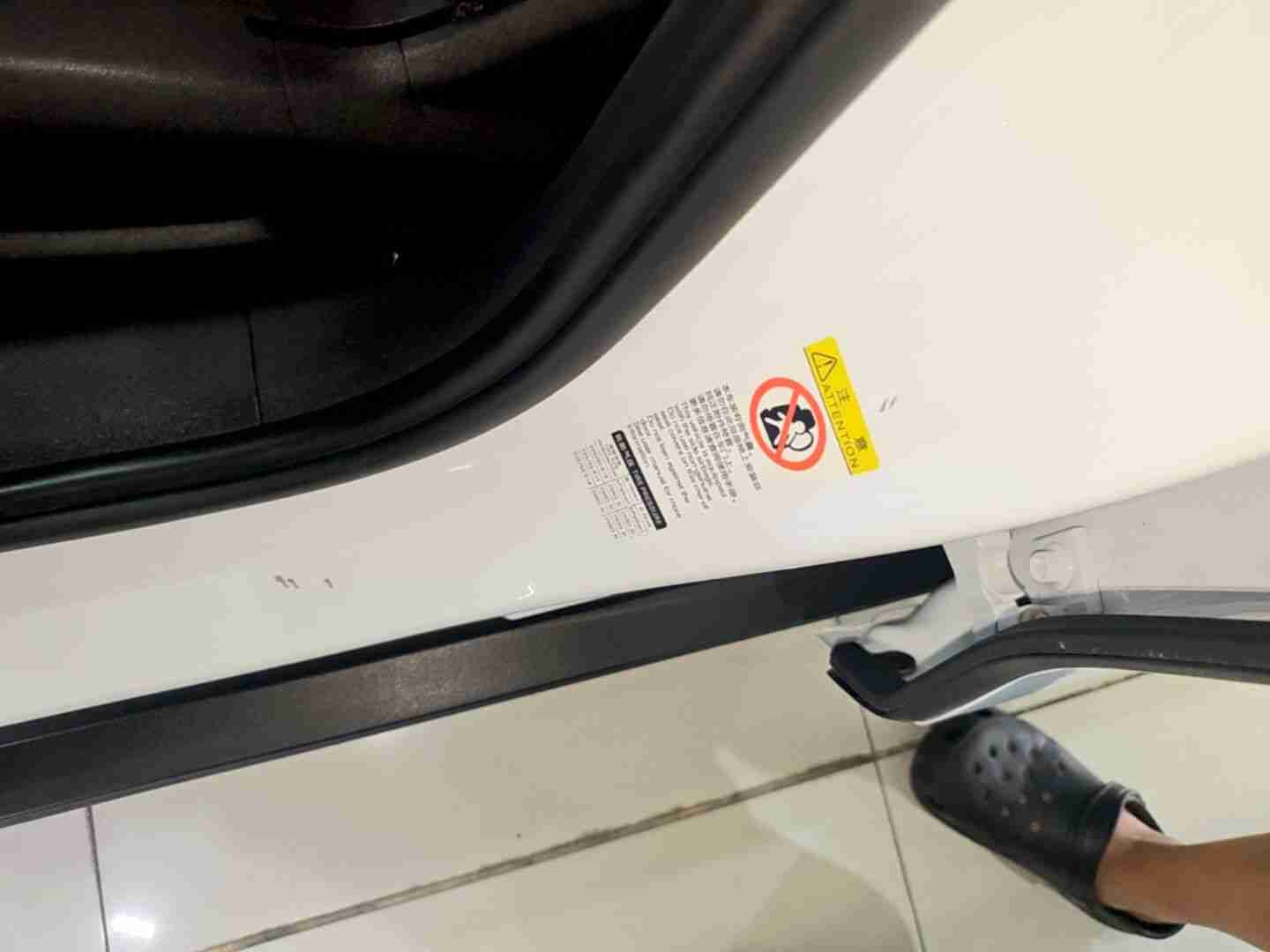 左B柱内侧轻微变形情况实拍