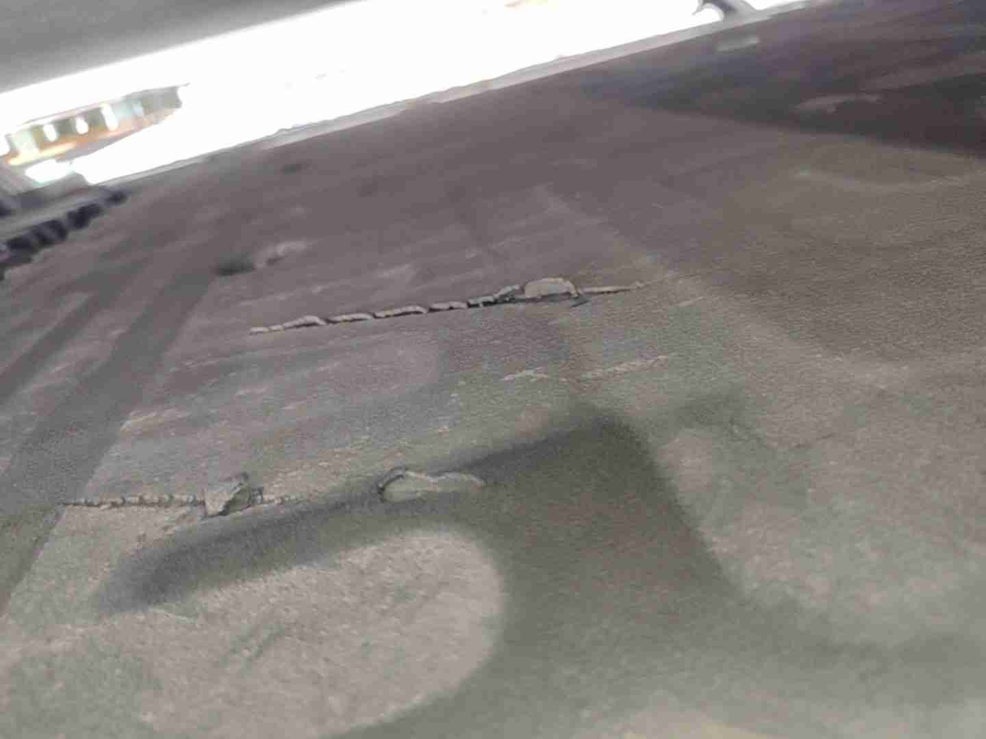 动力电池箱底板剐蹭痕迹实拍