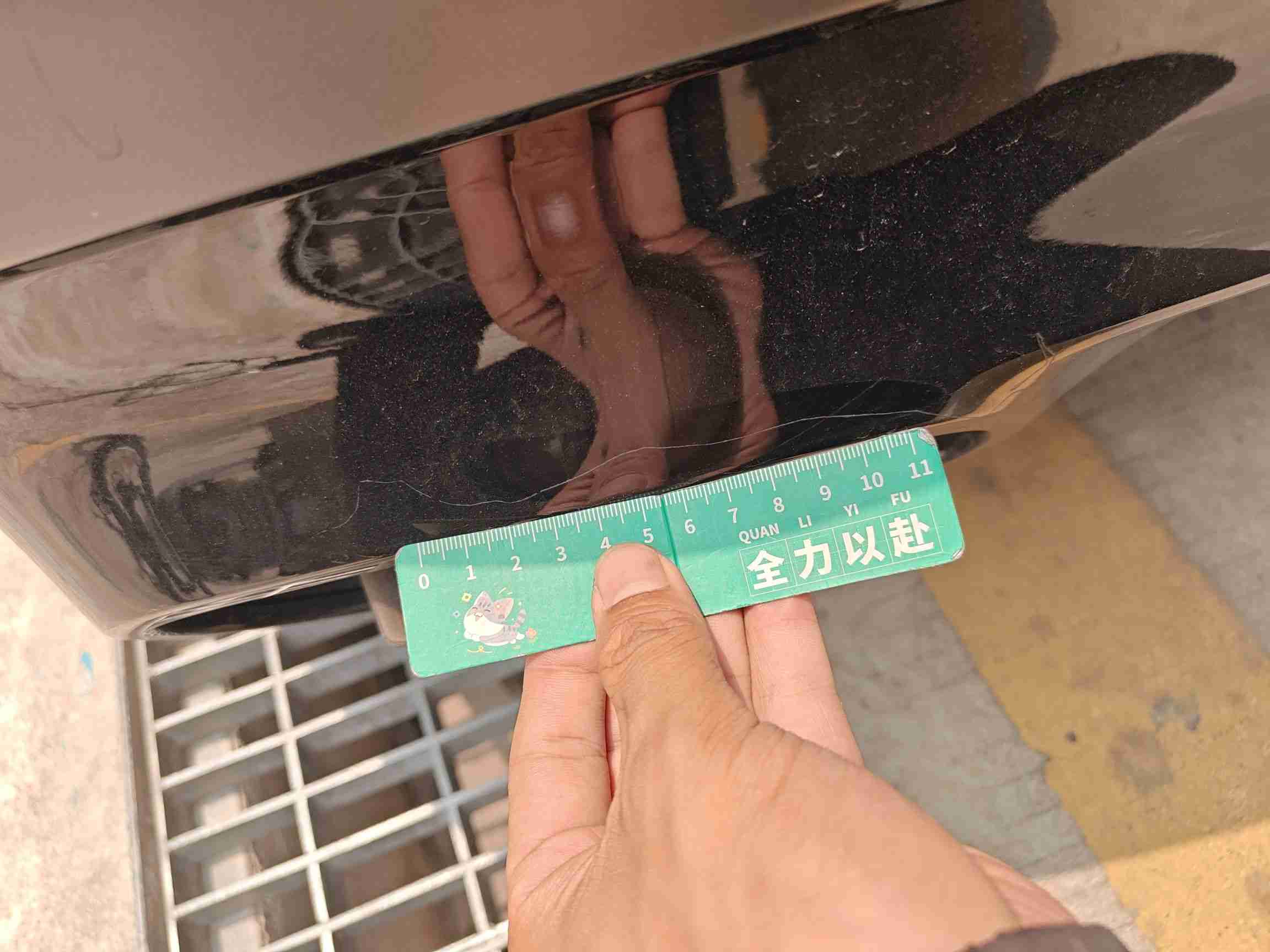 后保险杠漆面损伤实拍