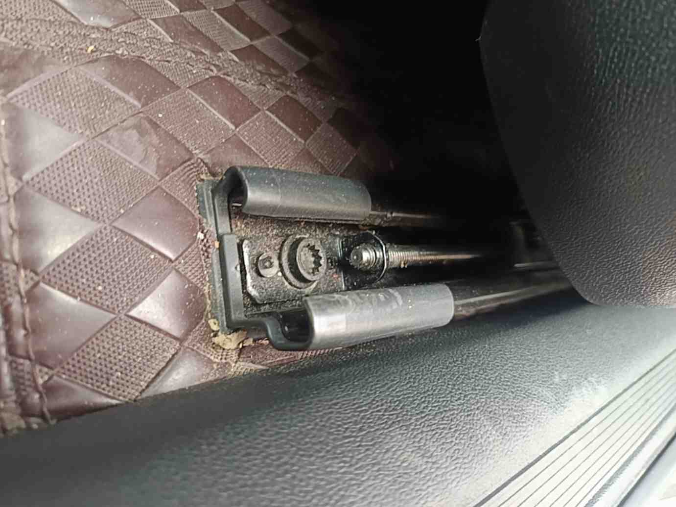 左前座椅滑轨拆卸痕迹实拍