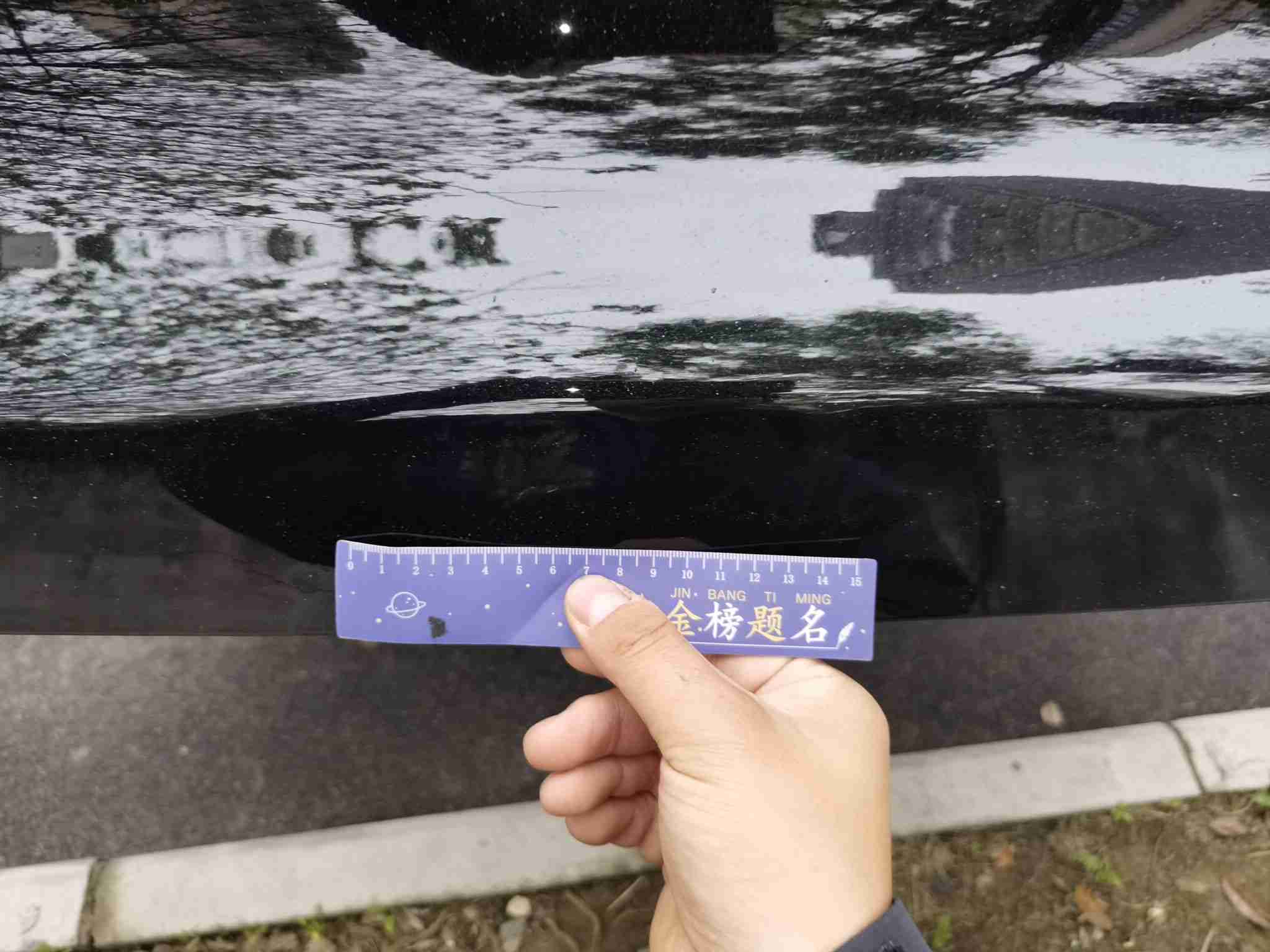 后备箱盖小凹陷实拍