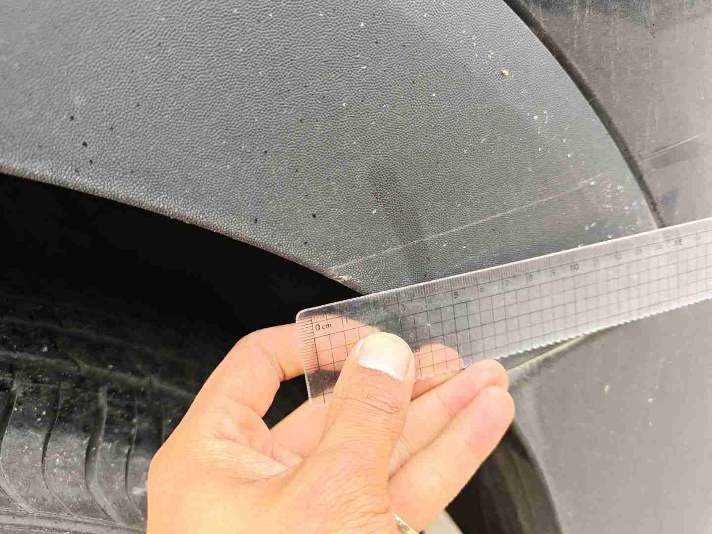 左后轮眉划痕实拍