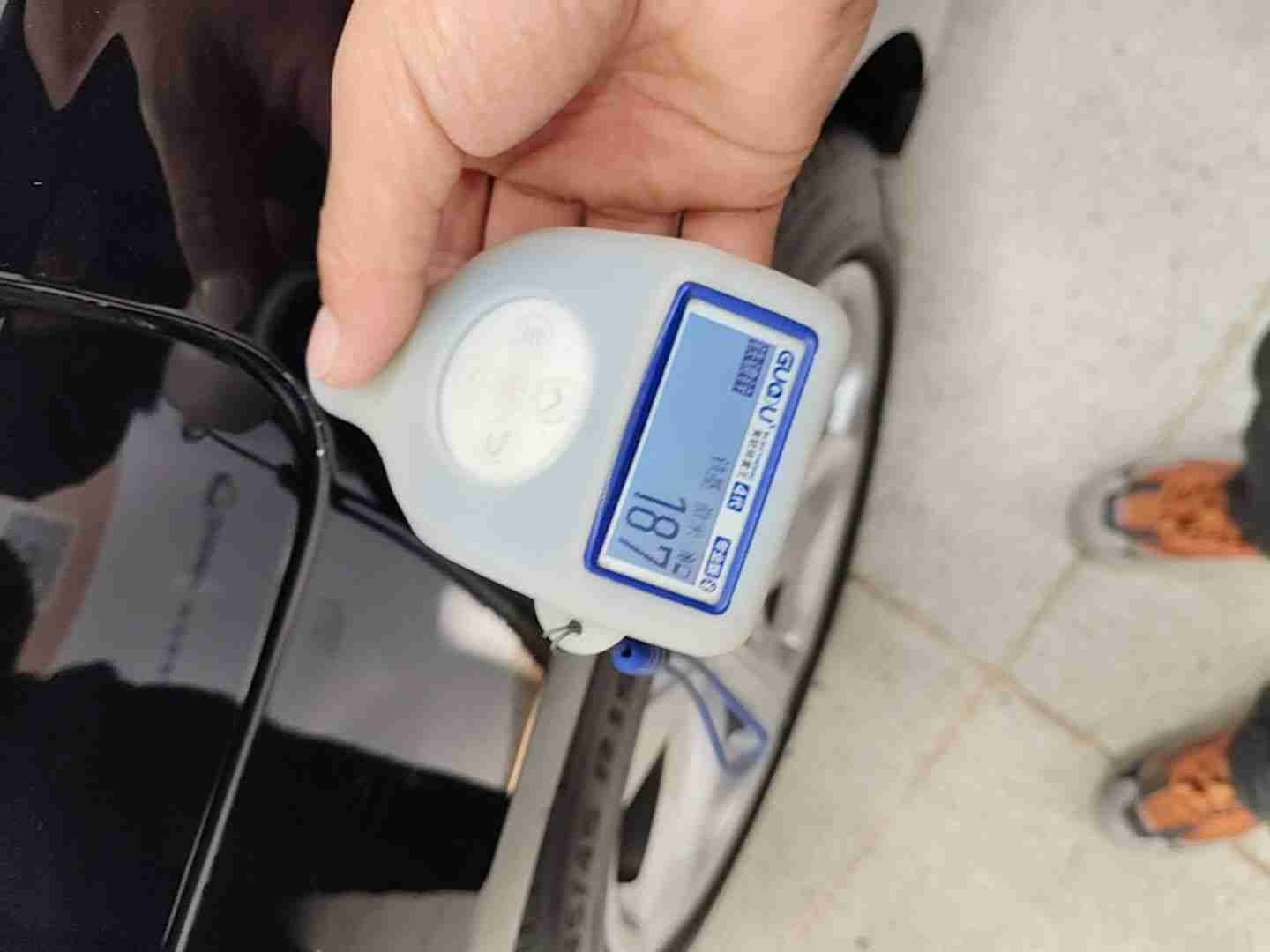 右后翼子板喷漆修复痕迹实拍