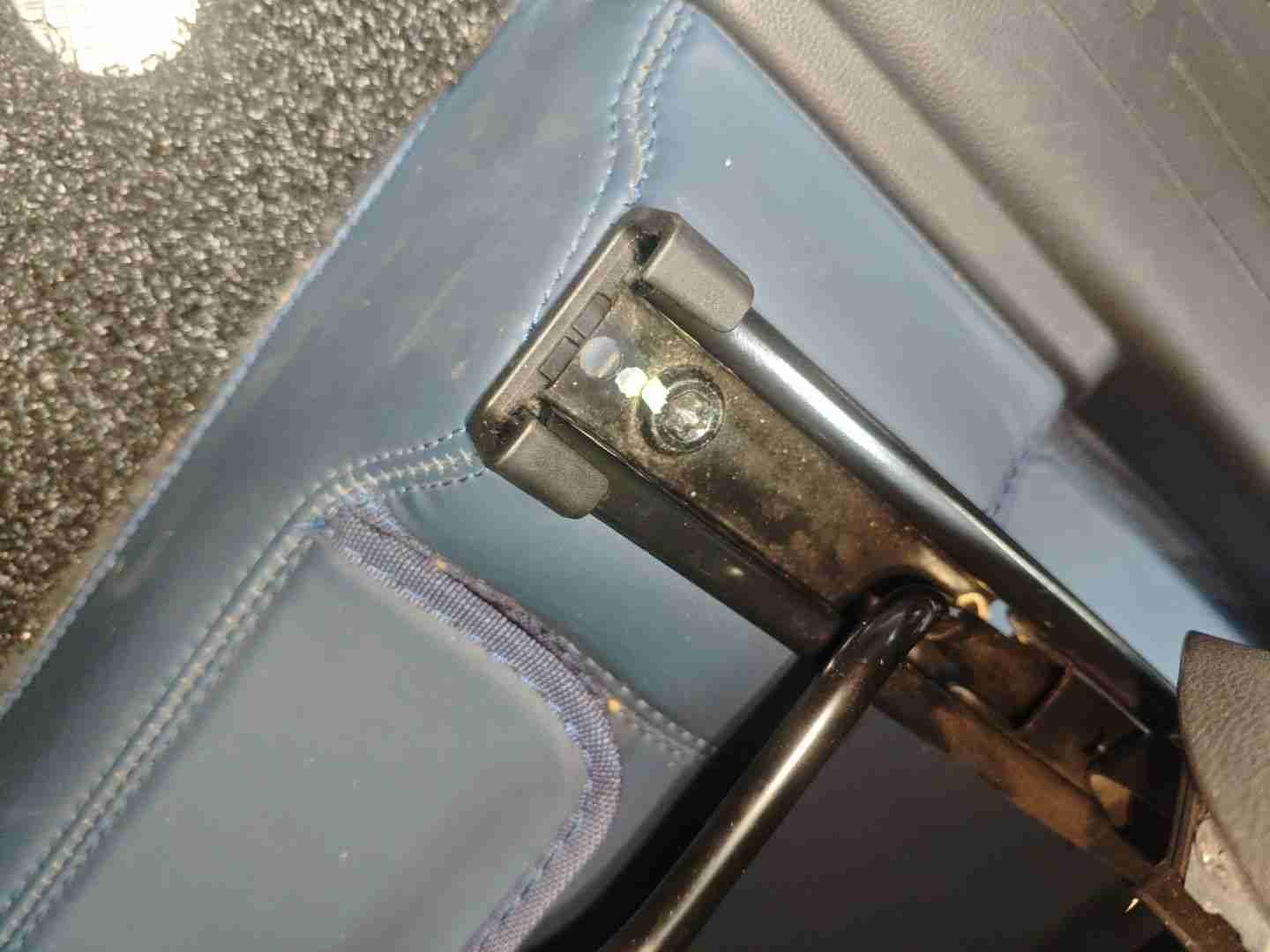 右前座椅滑轨拆卸痕迹实拍