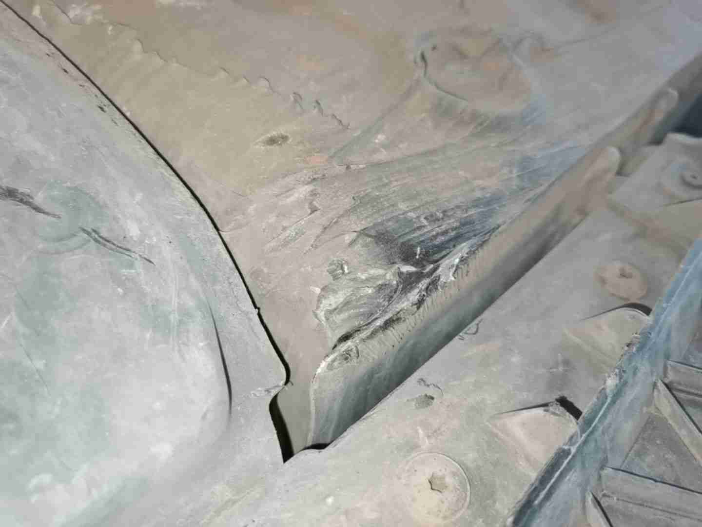 后备箱底板轻微变形实拍