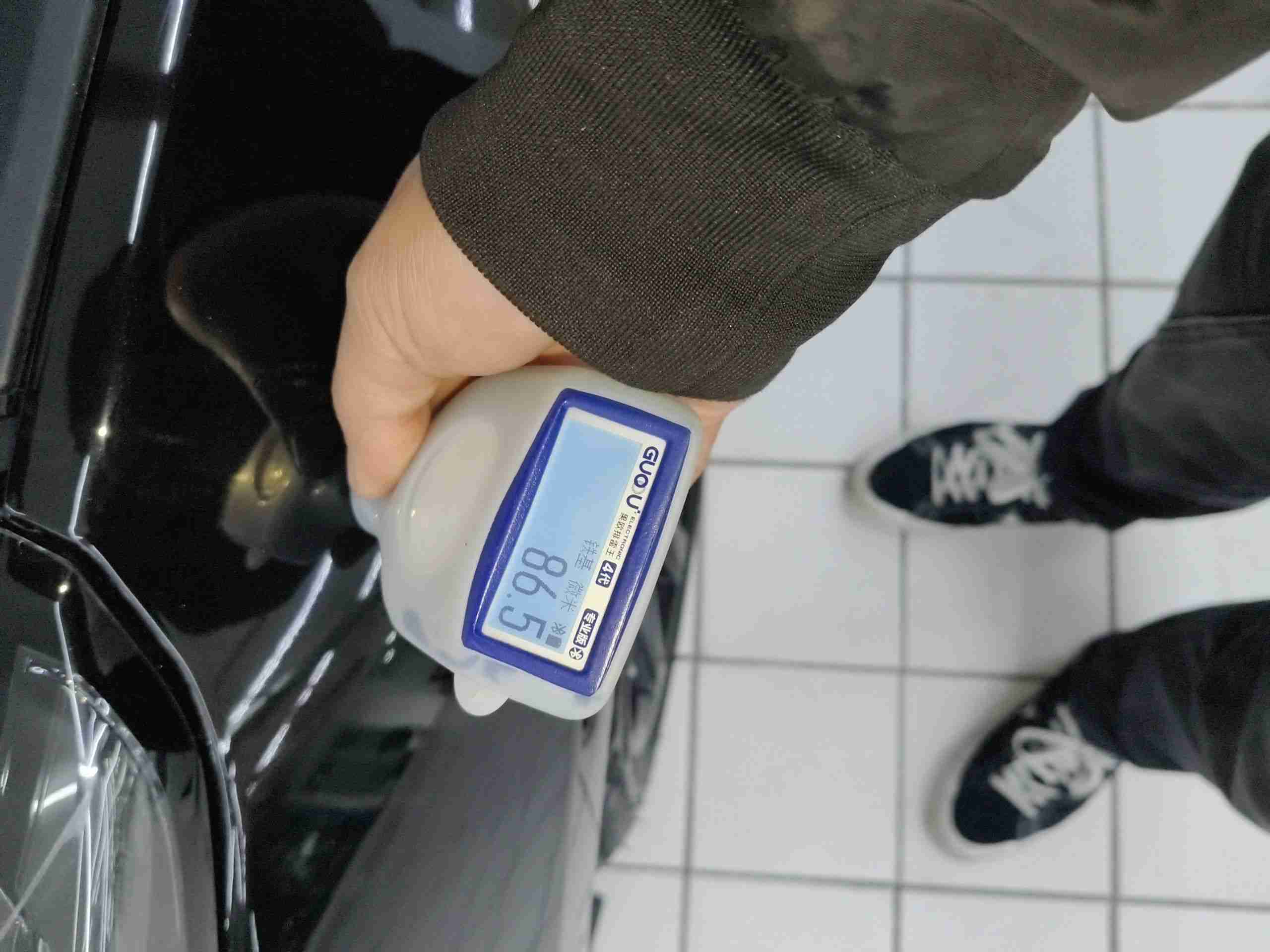 左前翼子板喷漆痕迹实拍