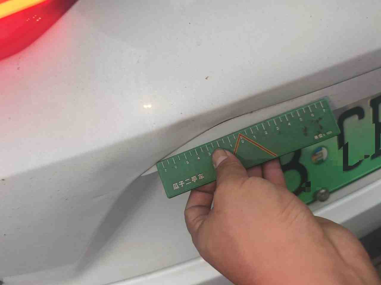 后备箱盖变形处实拍