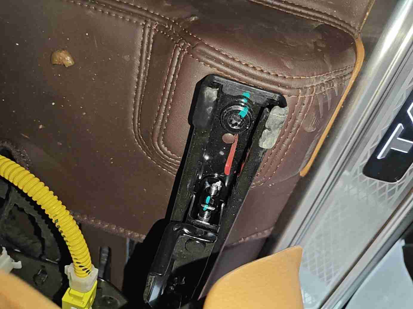 右前座椅滑轨拆卸痕迹实拍