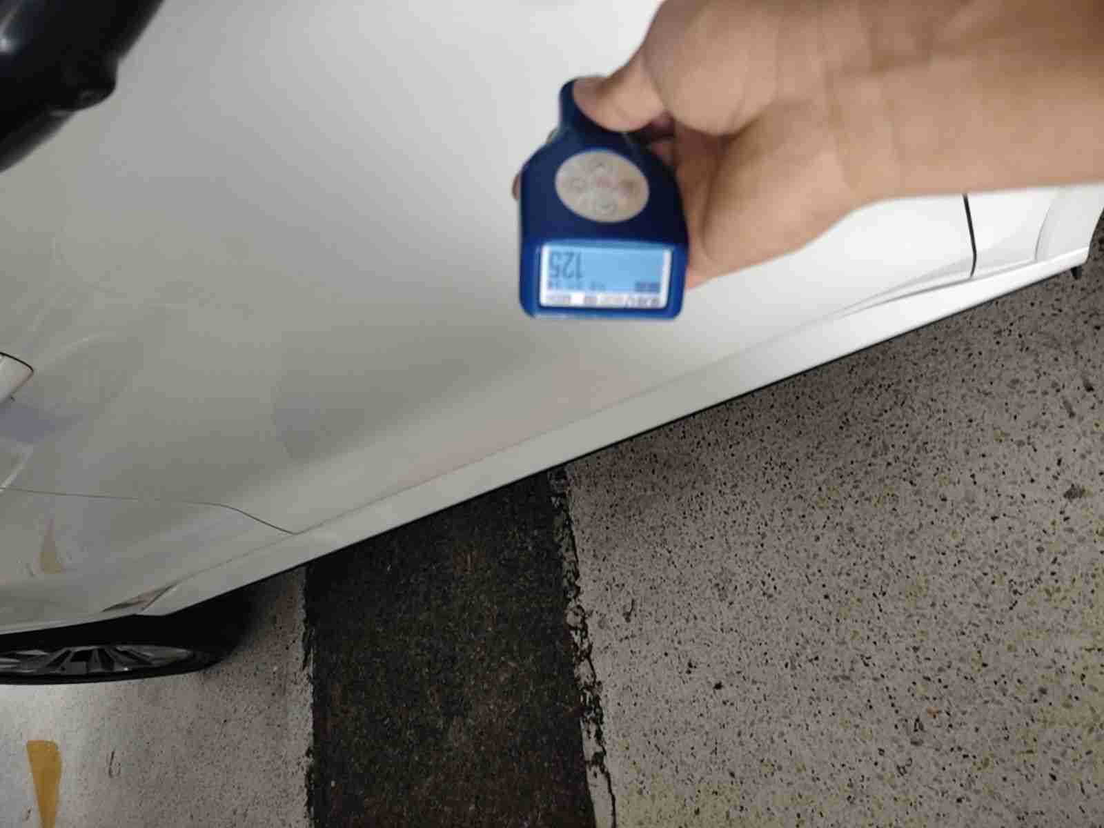 副驾驶侧门板修复情况实拍