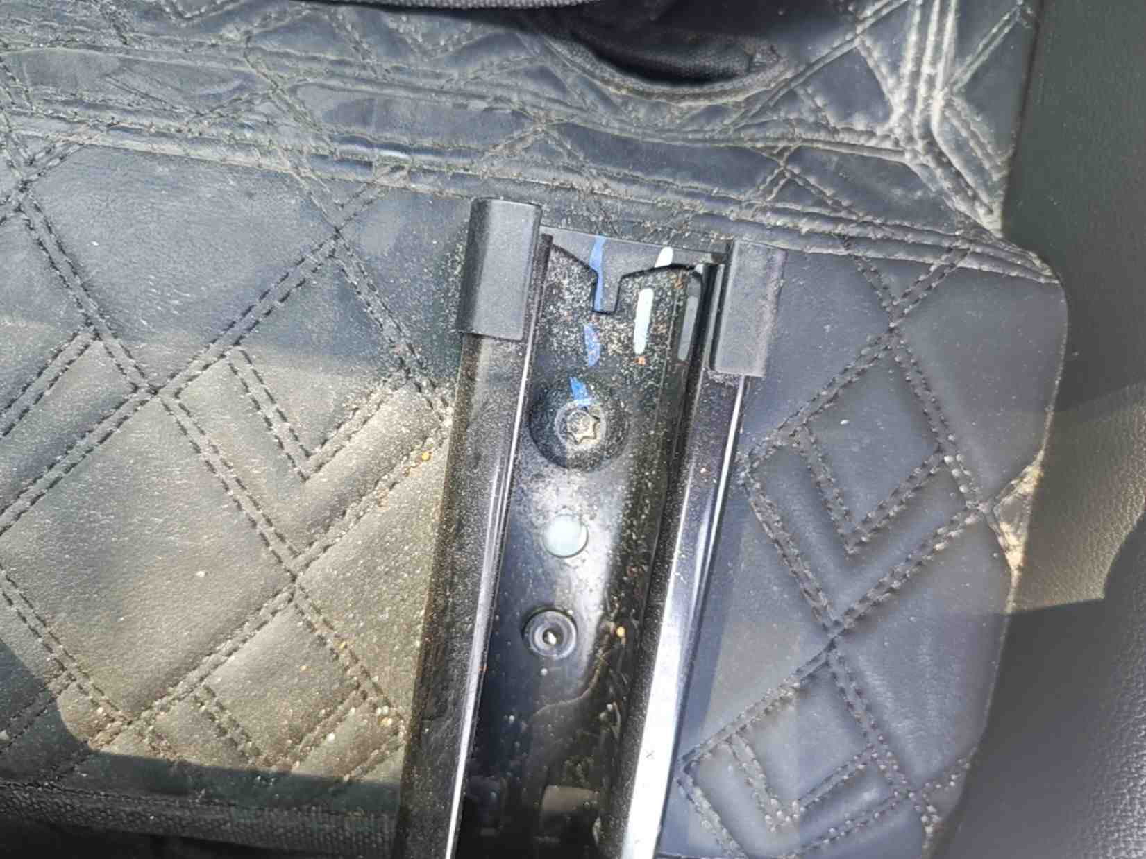 右前座椅滑轨螺丝拆卸痕迹实拍