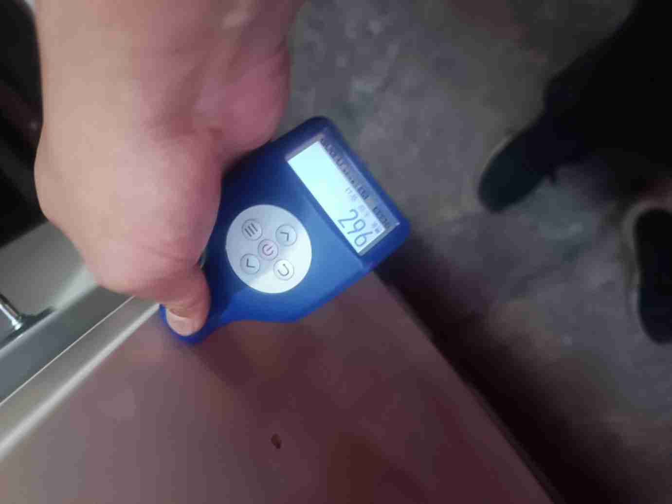 车辆右侧后门漆面钣金痕迹实拍