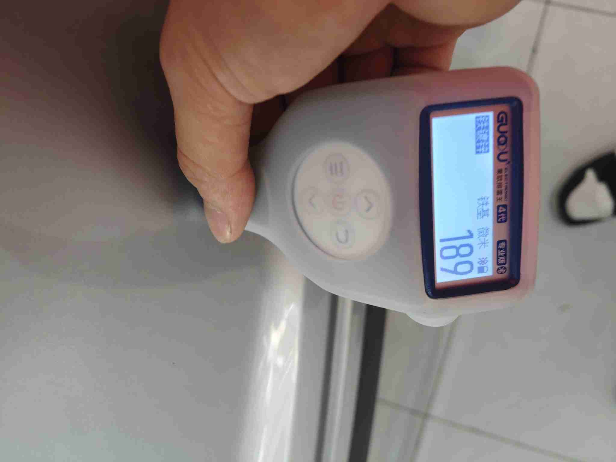 后备箱盖喷漆痕迹实拍