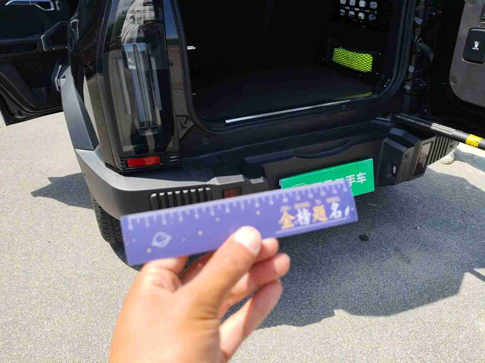 后保险杠漆面使用痕迹实拍