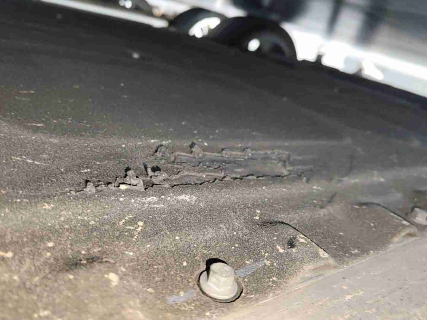 动力电池箱底护板剐蹭实拍
