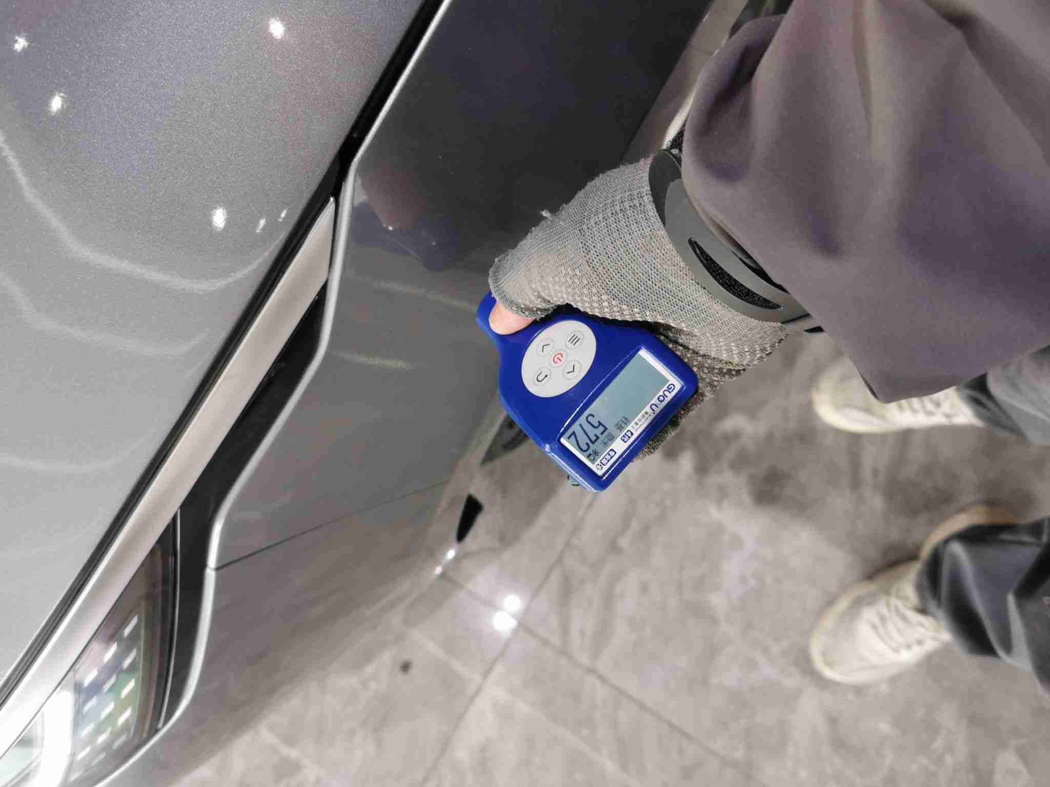 左前翼子板补漆痕迹实拍