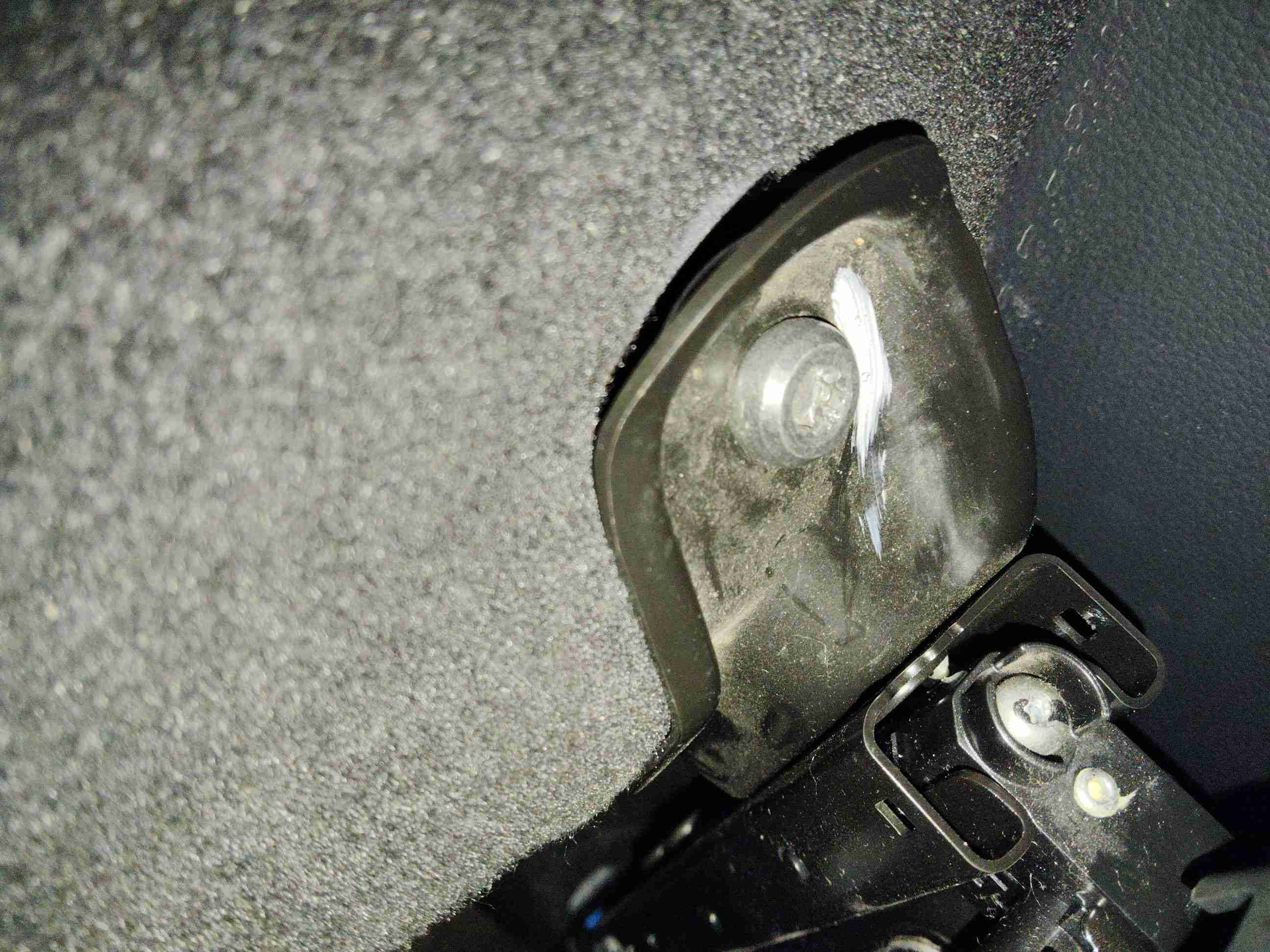 左前座椅滑轨拆卸痕迹实拍