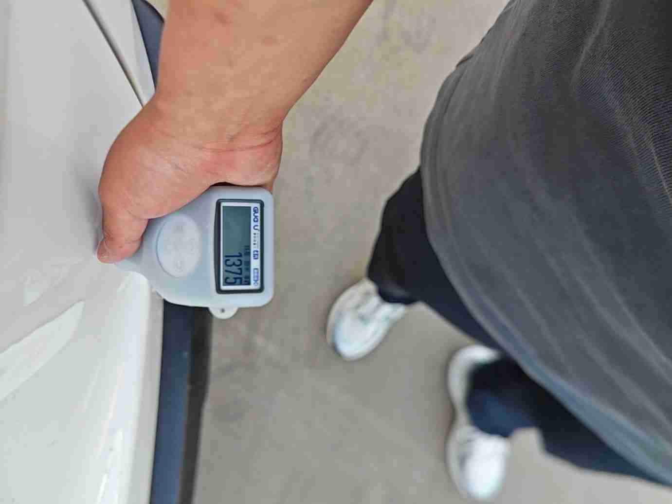 后备箱盖钣金修复痕迹实拍