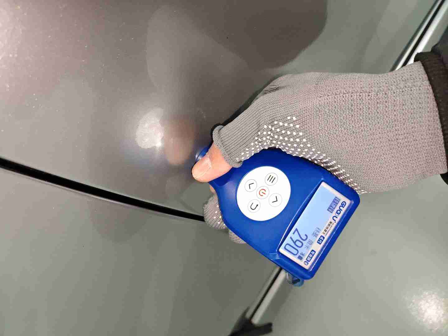 左侧前门喷漆修复痕迹实拍